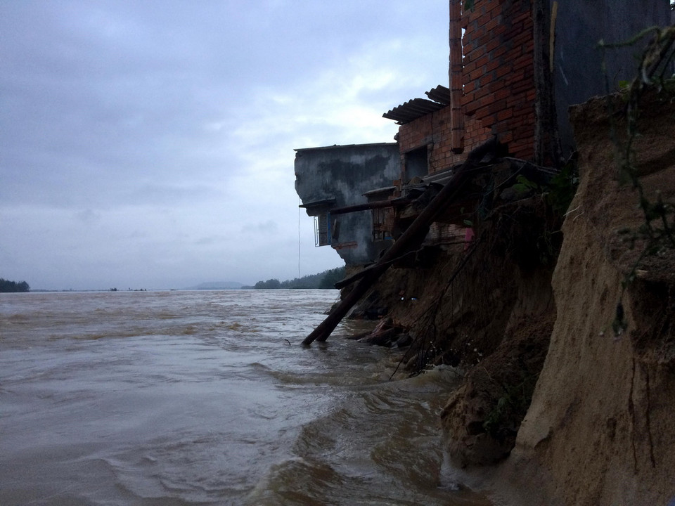 Hiện trường khu vực bị sạt lở nghiêm trọng. (Ảnh: Phước Ngọc/TTXVN)