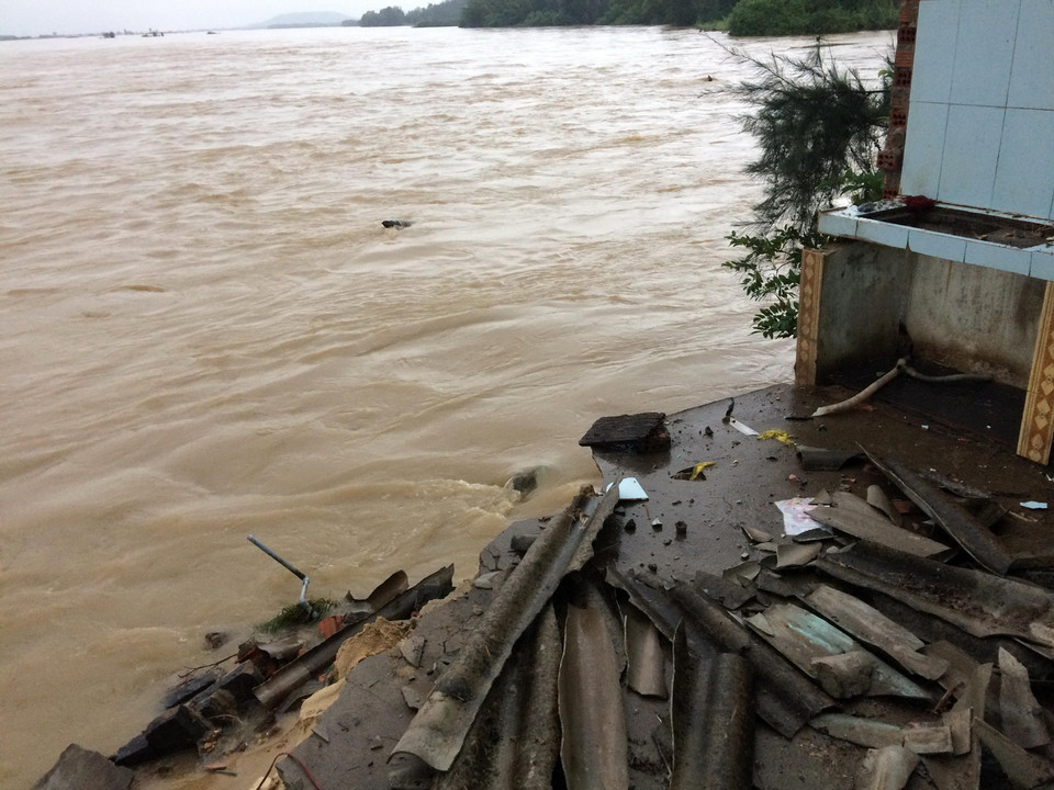 Phần còn lại của một ngôi nhà bị lũ "nuốt chửng". (Ảnh: Phước Ngọc/TTXVN)