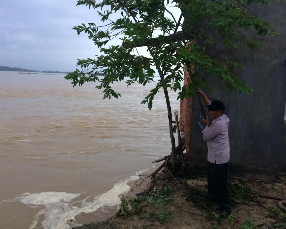 Bờ sông bị xâm thực nghiêm trọng. (Ảnh: Phước Ngọc/TTXVN)