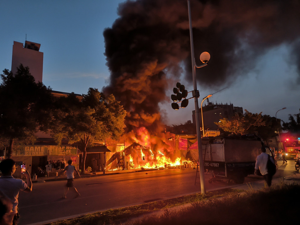 Lửa bùng phát dữ dội sau khi có tiếng nổ lớn.(Ảnh: TTXVN phát)