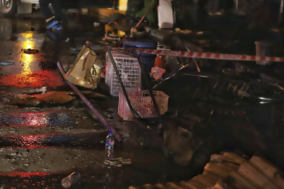 Vật dụng xung quanh bị hất tung sau tiếng nổ lớn. (Ảnh: TTXVN phát)