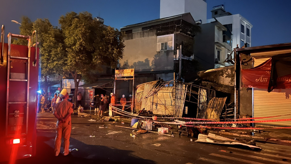 Vụ cháy cơ bản được không chế lúc 18h40. (Ảnh: TTXVN phát)