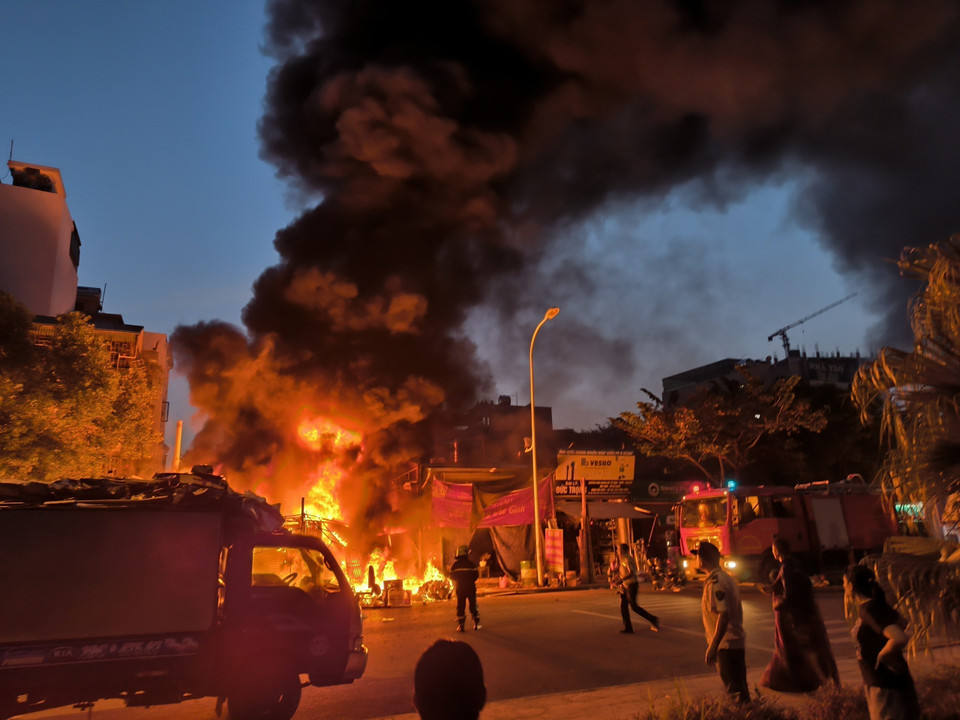 Lửa bùng phát dữ dội sau khi có tiếng nổ lớn. (Ảnh: TTXVN phát)