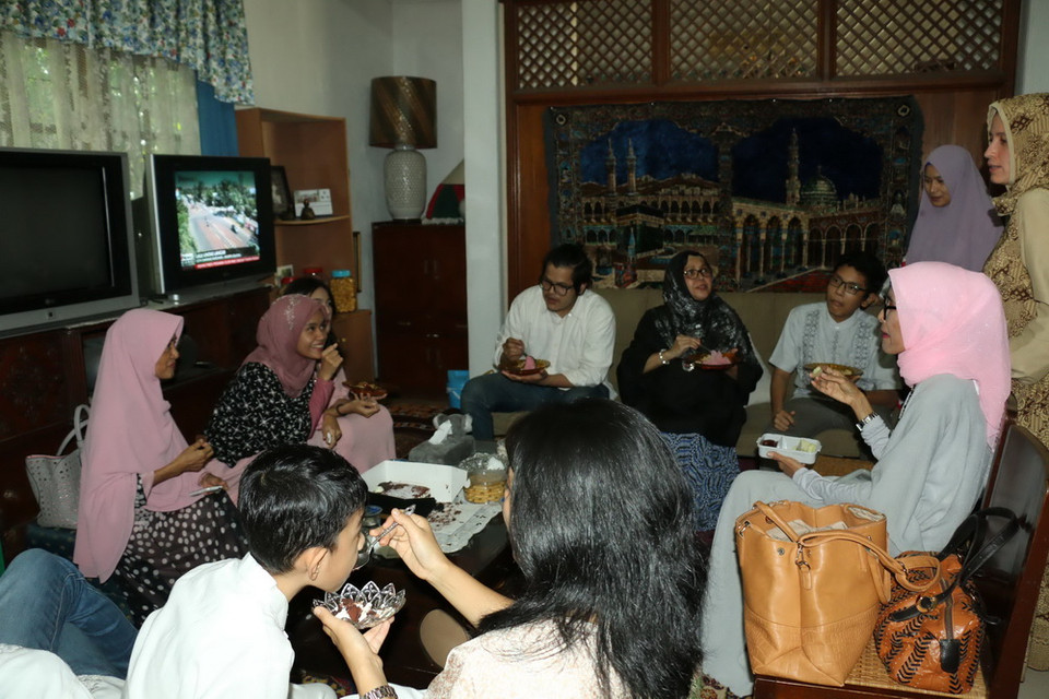 Vài người có thể lấy thức ăn vào đĩa trong khi những người khác chuyện trò cùng nhau