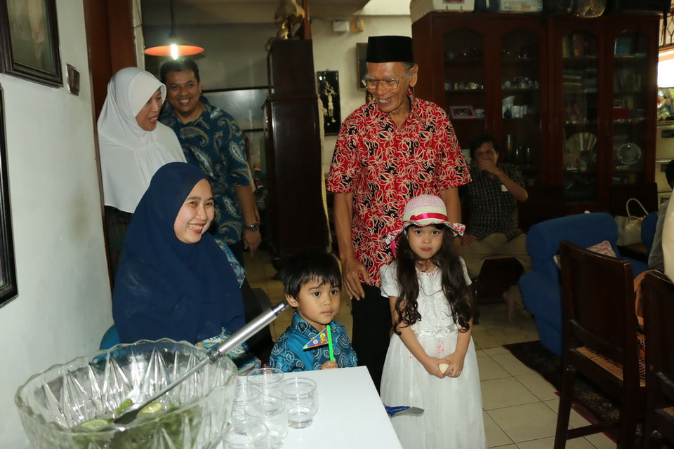  Các cháu về thăm ông bà