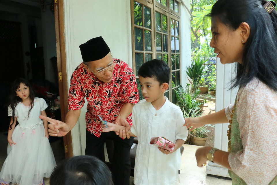  Trẻ em được mừng tuổi để cầu chúc may mắn và sức khỏe