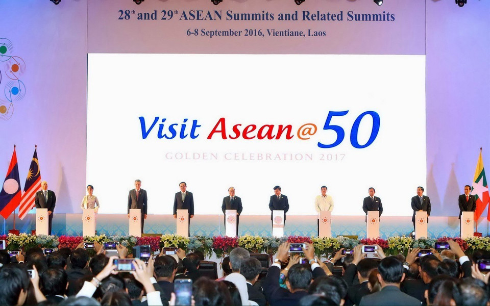 Các nhà lãnh đạo ASEAN nhấn nút khởi động Chiến dịch Du lịch ASEAN@50, tại Hội nghị Cấp cao ASEAN lần thứ 28-29, tổ chức tại Vientiane (Lào), ngày 6/9/2016. (Ảnh: Thống Nhất/TTXVN)