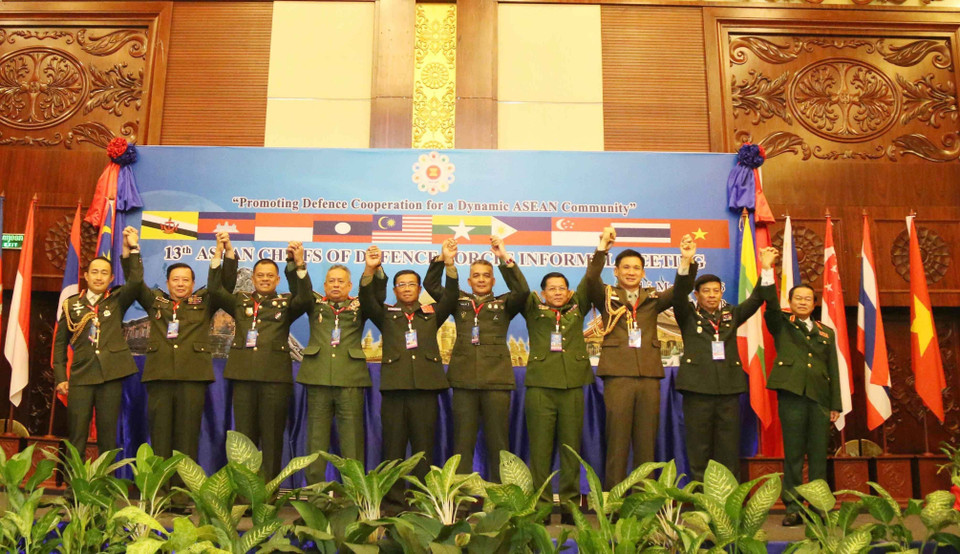 Đại tướng, Tổng Tham mưu trưởng QĐND Việt Nam Đỗ Bá Tỵ (ngoài cùng bên phải) và các Trưởng đoàn chụp ảnh chung tại phiên khai mạc Hội nghị không chính thức Tư lệnh Lực lượng quốc phòng ASEAN lần thứ 13 (ACDFIM-13), sáng 14/3/2016, tại thủ đô Vientiane (Lào). (Ảnh: Phạm Kiên/TTXVN)