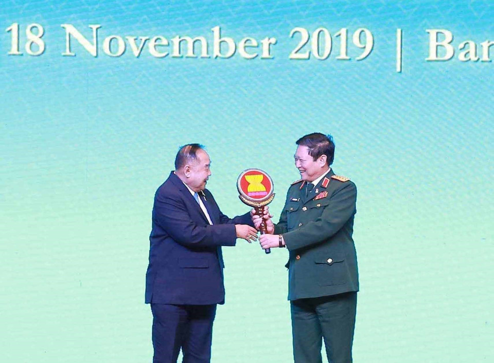 Đại tướng Ngô Xuân Lịch, Bộ trưởng Bộ Quốc phòng Việt Nam nhận biểu trưng vai trò Chủ tịch ADMM và ADMM+ 2020 từ Đại tướng Prawit Wongsuwan, Phó Thủ tướng Thái Lan. (Ảnh: Ngọc Quang/TTXVN)