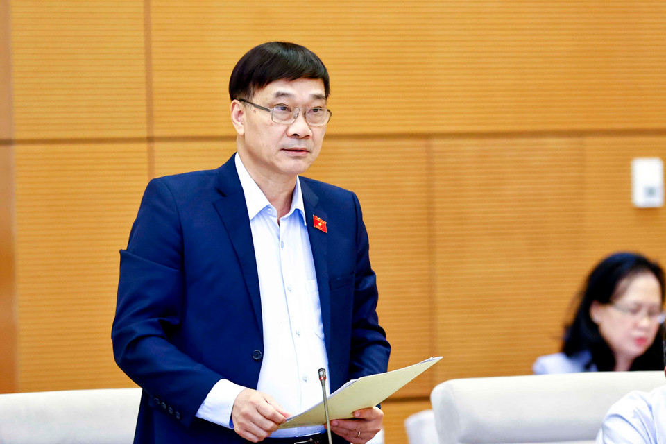 Chủ nhiệm Ủy ban Kinh tế của Quốc hội Vũ Hồng Thanh trình bày tóm tắt báo cáo thẩm tra. (Ảnh: Doãn Tấn/TTXVN)