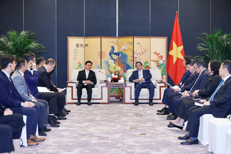 Thủ tướng Phạm Minh Chính tiếp ông Ngụy Ứng Bưu, Phó Tổng Giám đốc thường trực của Tập đoàn tầu bay thương mại Trung Quốc (COMAC). (Ảnh: Dương Giang/TTXVN)