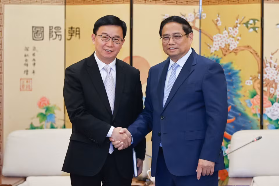 Thủ tướng Phạm Minh Chính tiếp ông Ngụy Ứng Bưu, Phó Tổng Giám đốc thường trực của Tập đoàn tầu bay thương mại Trung Quốc (COMAC). (Ảnh: Dương Giang/TTXVN)