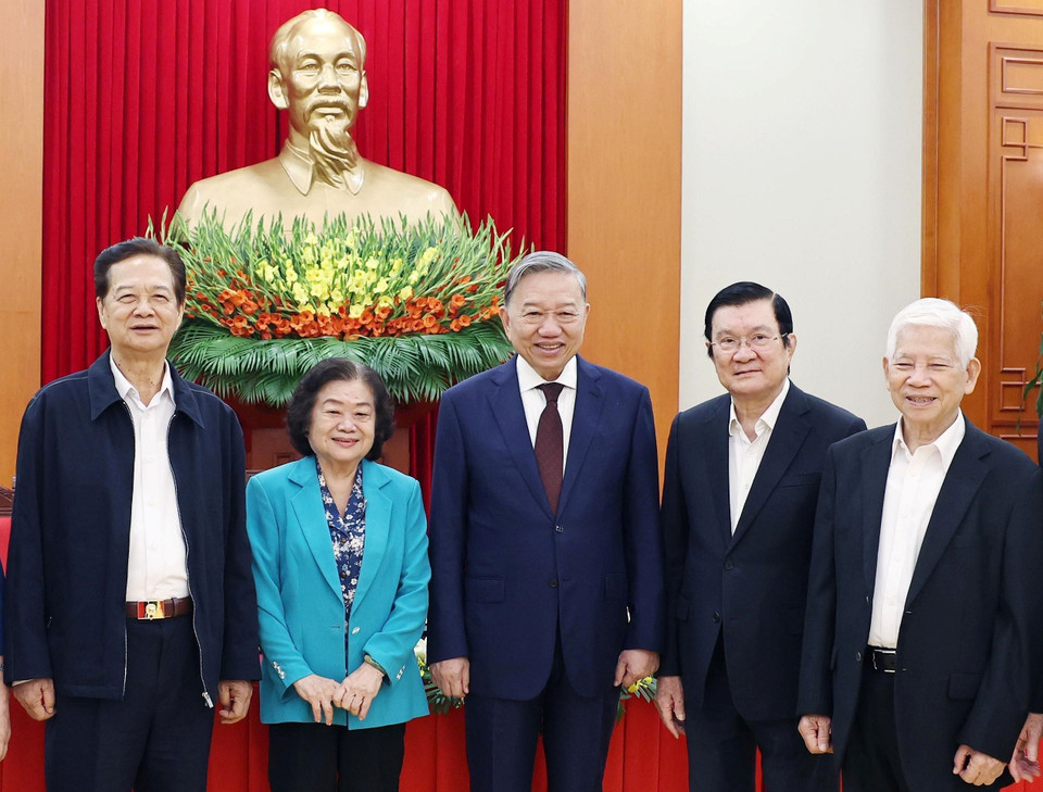 Tổng Bí thư Tô Lâm với các đồng chí nguyên lãnh đạo Đảng và Nhà nước. (Ảnh: Thống Nhất/TTXVN)