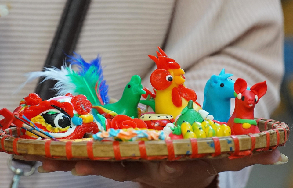 Những món đồ chơi được tạo hình làm từ gạo nếp bày bán trên phố Hàng Mã . (Ảnh: Khánh Hòa/TTXVN)