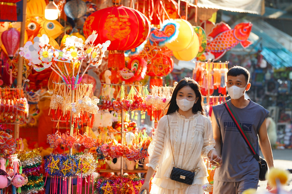 Phố Hàng Mã rực rỡ sắc màu Trung Thu. (Ảnh: Khánh Hòa/TTXVN)