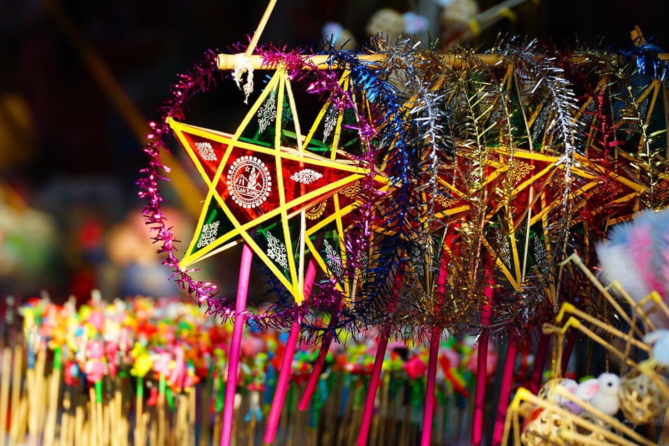 Nhắc đến Tết Trung Thu rước đèn phá cỗ thì không thể thiếu đèn ông sao, đây luôn là một trong những loại đồ chơi truyền thống in sâu vào ký ức tuổi thơ của nhiều người. (Ảnh: Khánh Hòa/TTXVN)