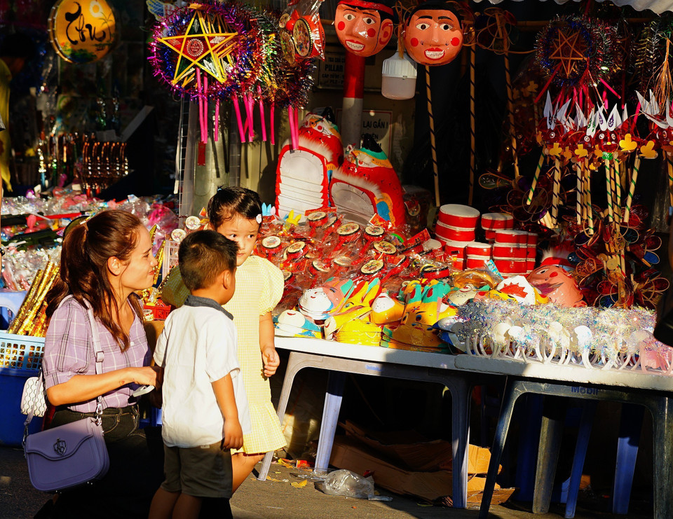 Đồ chơi Trung Thu luôn thu hút sự chú ý của các em nhỏ. (Ảnh: Khánh Hòa/TTXVN)