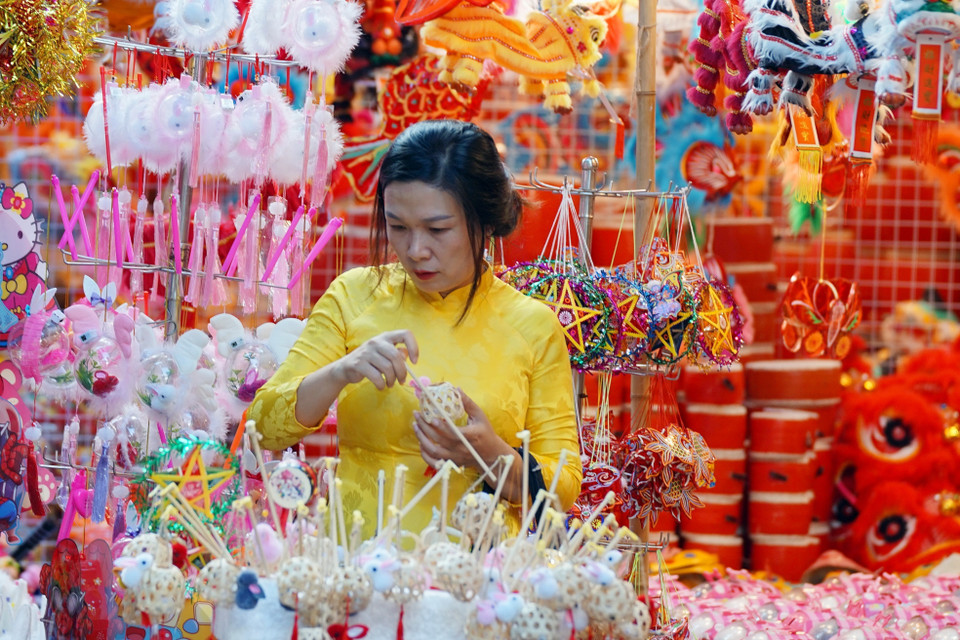 Các món đồ chơi Trung Thu truyền thống Việt Nam năm nay được nhiều người chọn mua. (Ảnh: Khánh Hòa/TTXVN)
