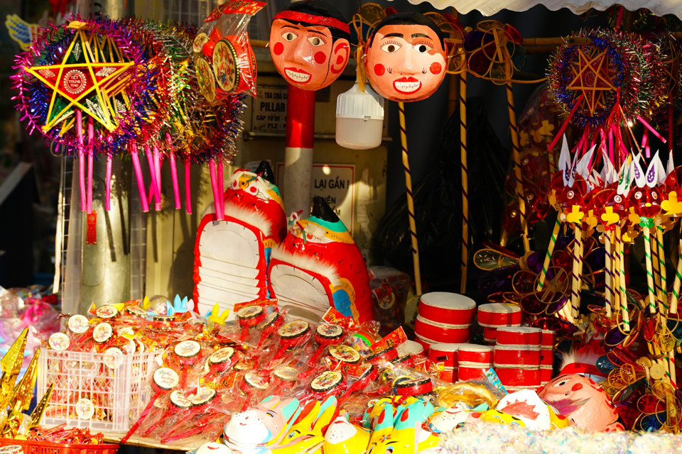 Năm nay, những đồ chơi truyền thống được bày bán khá nhiều. (Ảnh: Khánh Hòa/TTXVN)