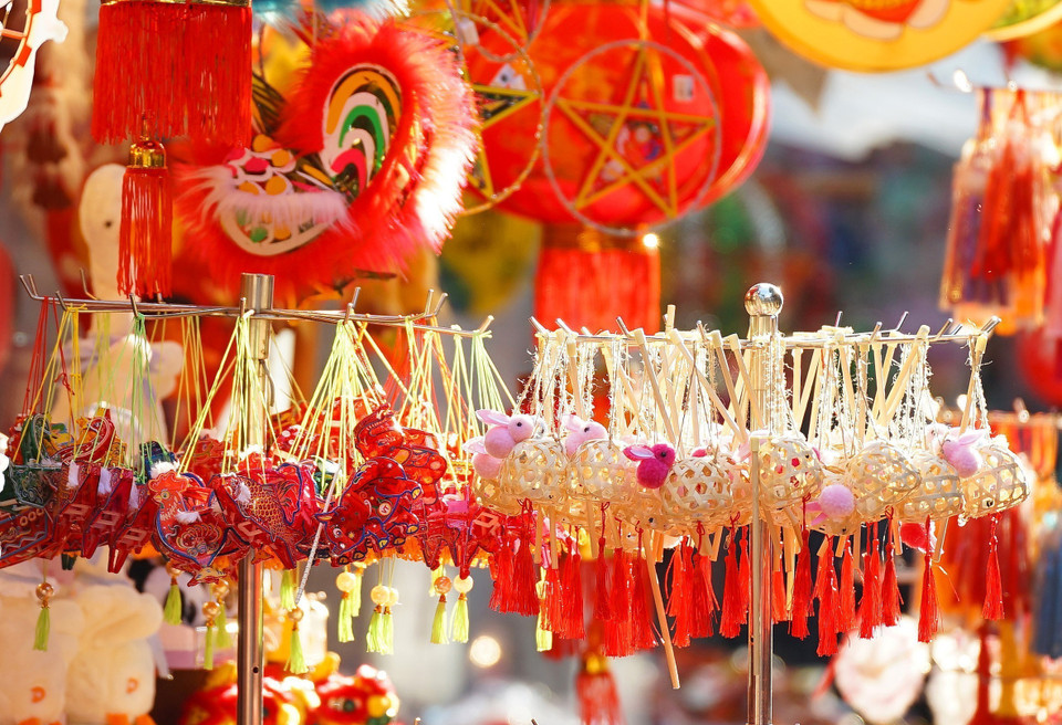 Năm nay, đồ chơi truyền thống được bày bán nhiều trên phố Hàng Mã. (Ảnh: Khánh Hòa/TTXVN)