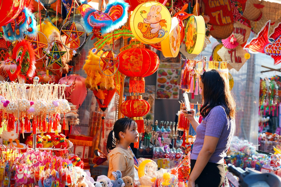 Phố Hàng Mã rực rỡ sắc màu Trung Thu. (Ảnh: Khánh Hòa/TTXVN)