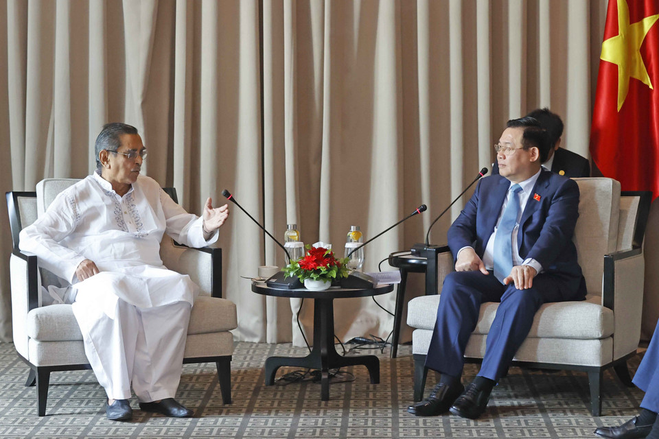 Chủ tịch Quốc hội Vương Đình Huệ tiếp Chủ tịch Đảng Công nhân Bangladesh Rashed Khan Menon. (Ảnh: Doãn Tấn/TTXVN)