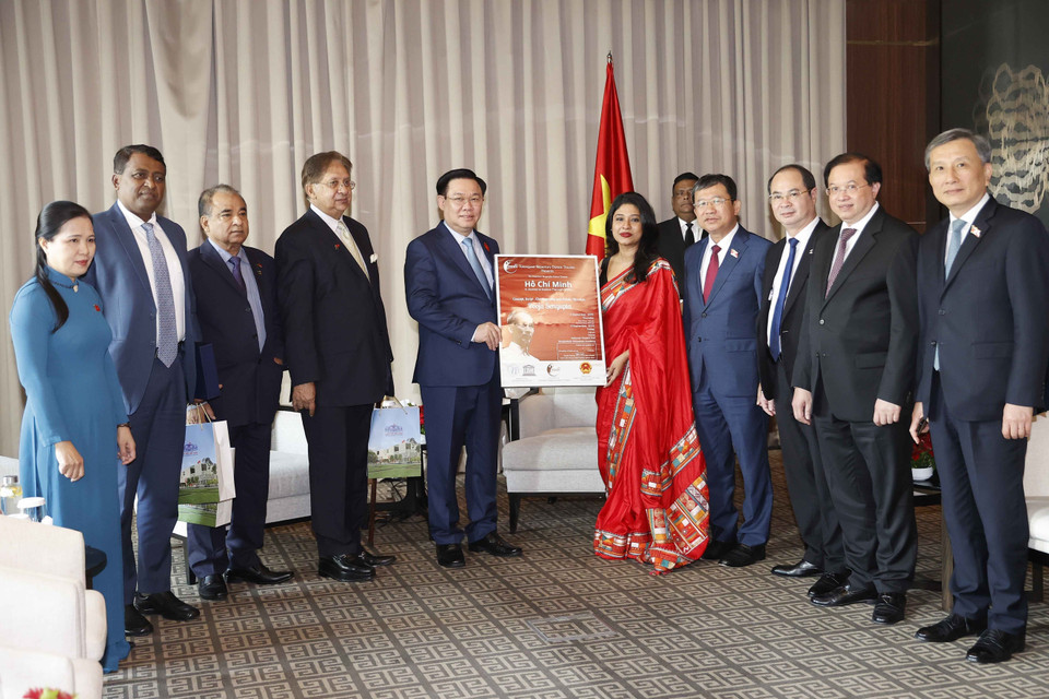 Chủ tịch Hội Hữu nghị Bangladesh – Việt Nam tặng Chủ tịch Quốc hội Vương Đình Huệ bức hình sự kiện có chân dung Chủ tịch Hồ Chí Minh. (Ảnh: Doãn Tấn/TTXVN)