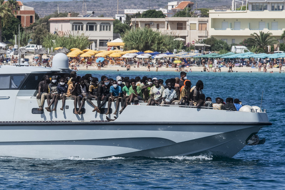  Tàu chở người di cư tới đảo Lampedusa, Italy ngày 15/9/2023. (Ảnh: AFP/TTXVN)