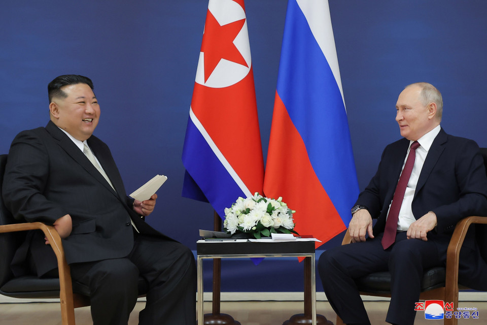  Nhà lãnh đạo Triều Tiên Kim Jong Un (trái) trong cuộc gặp Tổng thống Nga Vladimir Putin ở thành phố Vladivostok, Nga), ngày 13/9/2023. (Ảnh: Yonhap/TTXVN)