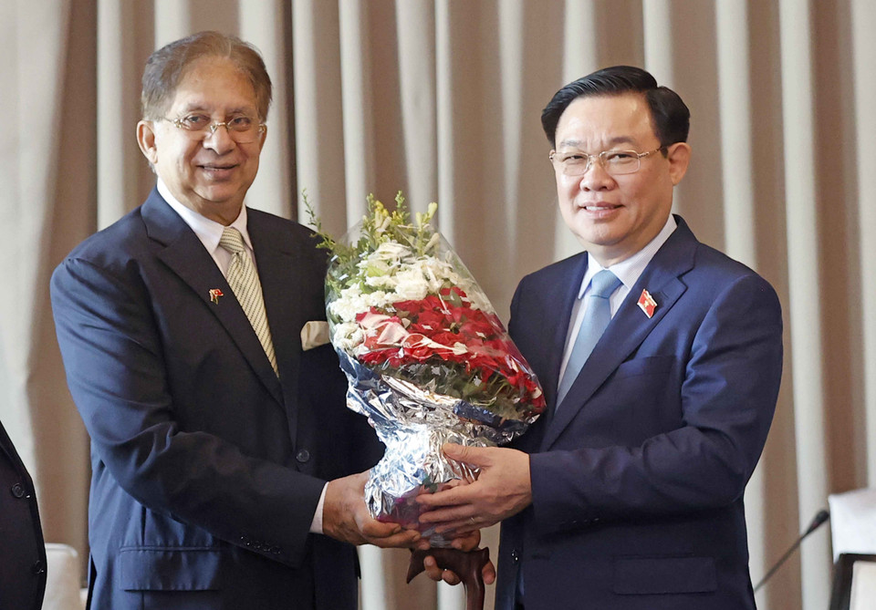 Chủ tịch Hội Hữu nghị Bangladesh – Việt Nam Shamsher M. Chowdhury tặng hoa Chủ tịch Quốc hội Vương Đình Huệ. (Ảnh: Doãn Tấn/TTXVN)