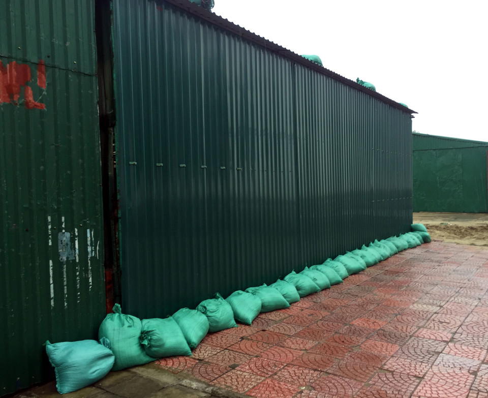 Các kiốt được gia cố bằng bao cát trước khi cơn bão số 3 đổ bộ vào đất liền. (Ảnh: Tá Chuyên/TTXVN)