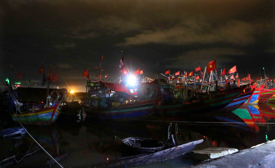 Hơn 350 tàu thuyền đã vào neo đậu tại cảng cá Cửa Sót (xã Thạch Kim, huyện Lộc Hà, Hà Tĩnh). (Ảnh: Thành Đạt/TTXVN)