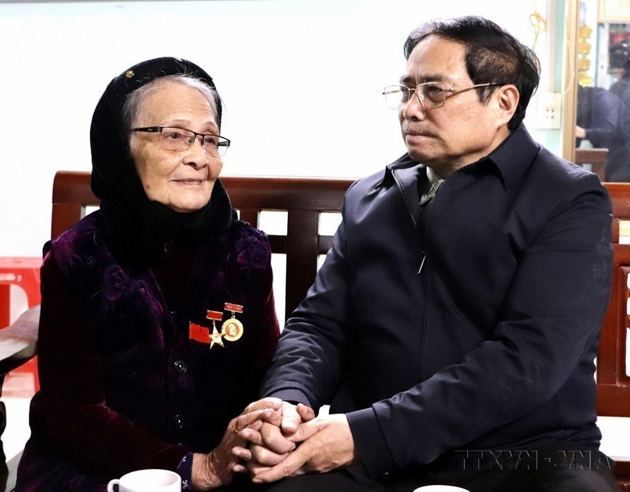 Thủ tướng Chính phủ Phạm Minh Chính thăm, chúc Tết, tặng quà Mẹ Việt Nam anh hùng Lâm Thị Mèn (tổ 1, phường Hợp Giang, thành phố Cao Bằng, tỉnh Cao Bằng). Mẹ có 2 người con là Liệt sỹ, hy sinh trong cuộc chiến đấu bảo vệ biên giới phía Bắc (2022). (Ảnh: Quốc Đạt/TTXVN)