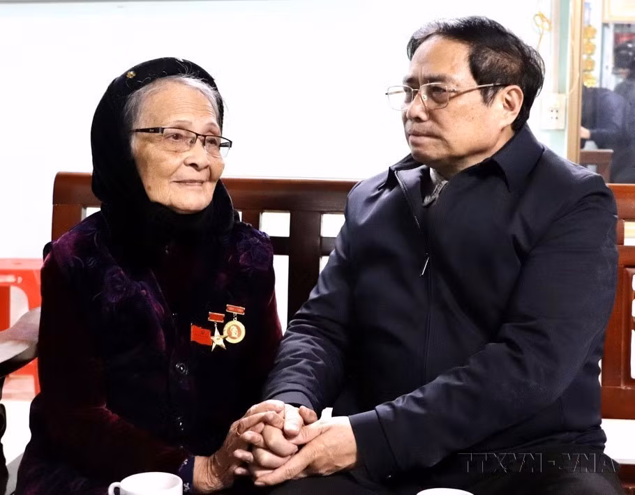 Thủ tướng Chính phủ Phạm Minh Chính thăm, chúc Tết, tặng quà Mẹ Việt Nam anh hùng Lâm Thị Mèn (tổ 1, phường Hợp Giang, thành phố Cao Bằng, tỉnh Cao Bằng). Mẹ có 2 người con là Liệt sỹ, hy sinh trong cuộc chiến đấu bảo vệ biên giới phía Bắc (2022). (Ảnh: Quốc Đạt/TTXVN)