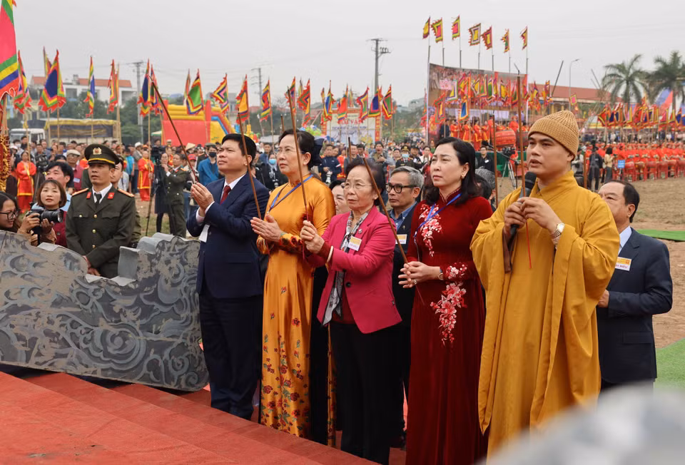 Đại biểu dâng hương. (Ảnh: Thanh Tùng/TTXVN)