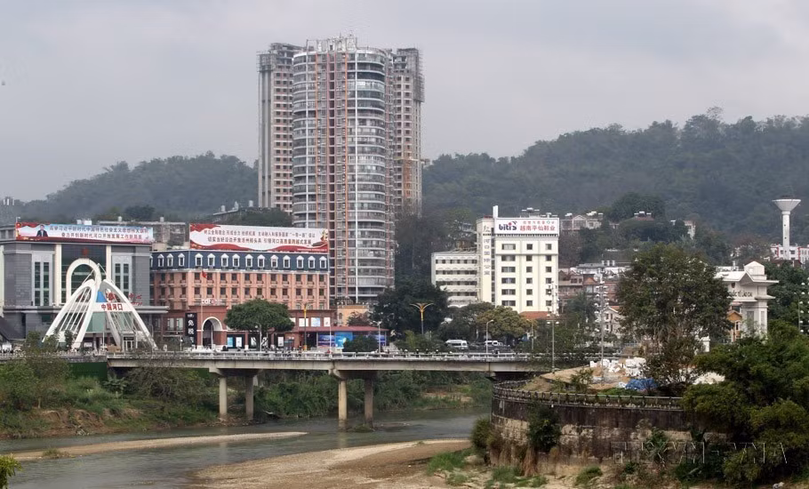 45 năm sau chiến tranh, Lào Cai trở thành thành phố hiện đại bậc nhất khu vực Tây Bắc của Tổ quốc, với một diện mạo hoàn toàn mới, hiện đại hơn, giàu sức sống hơn. (Ảnh: Quốc Khánh/TTXVN)