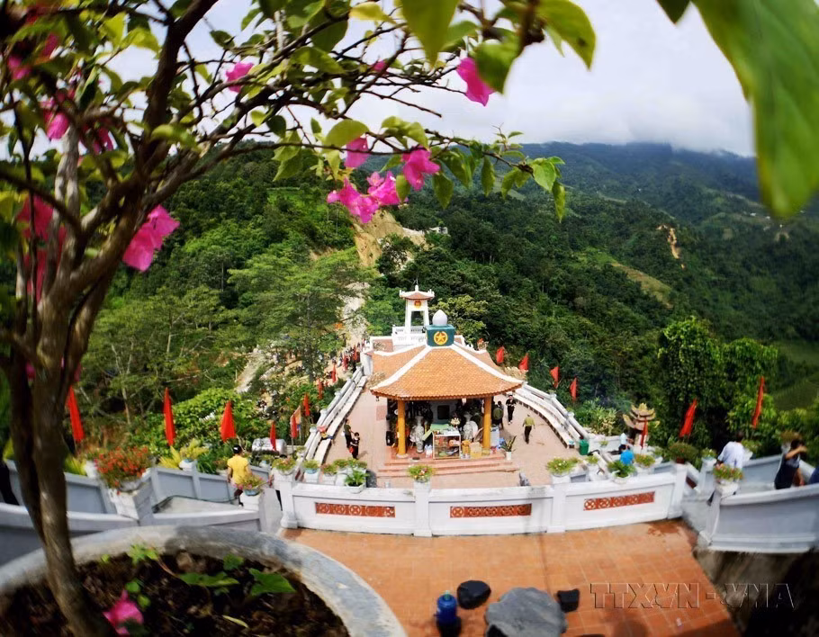 Đài hương tưởng niệm các anh hùng liệt sỹ tại điểm cao 468 nằm ở lưng chừng núi Nậm Ngặt, xã Thanh Thủy, huyện Vị Xuyên, tỉnh Hà Giang. Công trình được xây dựng để tưởng niệm hàng nghìn cán bộ, chiến sỹ đã hy sinh tại điểm cao 468 thuộc mặt trận Vị Xuyên, trong cuộc chiến đấu bảo vệ biên giới phía Bắc; trở thành địa chỉ lịch sử-văn hóa để tưởng nhớ, tri ân các anh hùng liệt sỹ hy sinh vì sự nghiệp bảo vệ Tổ quốc. (Ảnh: Thanh Tùng/TTXVN)