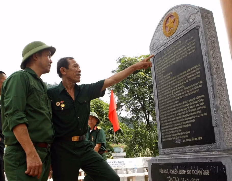 Tấm bia đá khắc lại những câu chuyện, ký ức không quên của một thời lịch sử tại Đài hương tưởng niệm các anh hùng liệt sỹ tại điểm cao 468 nằm ở lưng chừng núi Nậm Ngặt, xã Thanh Thủy, huyện Vị Xuyên, tỉnh Hà Giang. Công trình được xây dựng để tưởng niệm hàng nghìn cán bộ, chiến sỹ đã hy sinh tại điểm cao 468 thuộc mặt trận Vị Xuyên, trong cuộc chiến đấu bảo vệ biên giới. (Ảnh: Thanh Tùng/TTXVN)