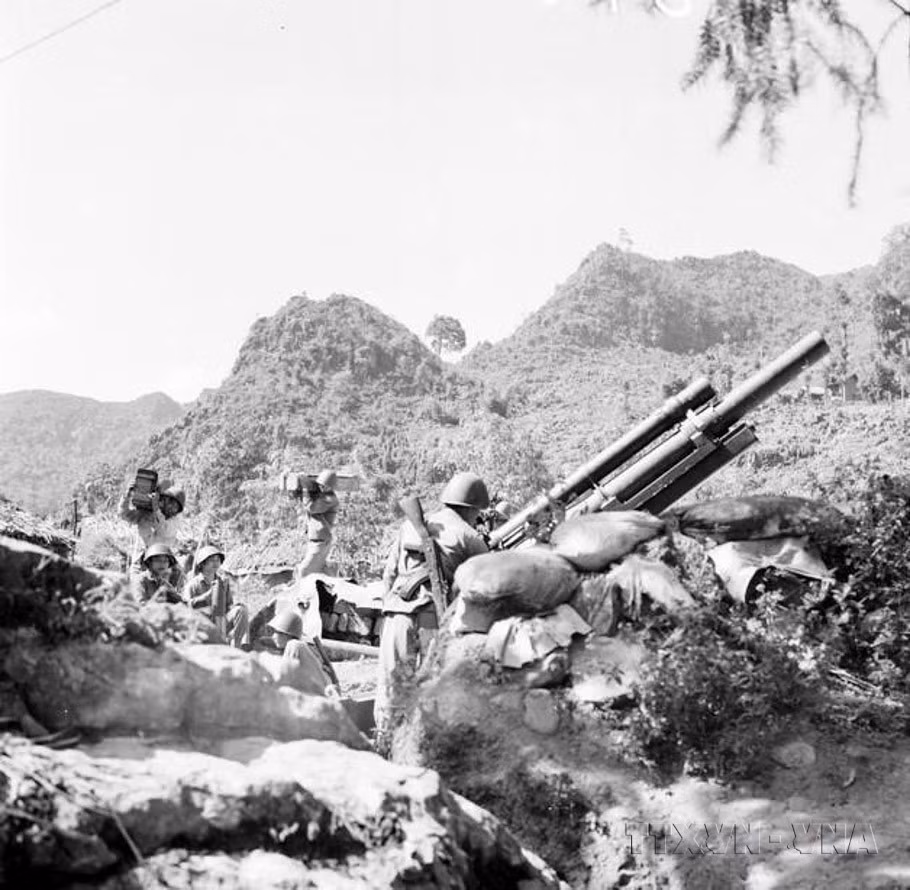Chiến sỹ tiểu đoàn pháo binh mặt trận Hà Tuyên sẵn sàng chiến đấu. (Ảnh: Minh Lộc/TTXVN)