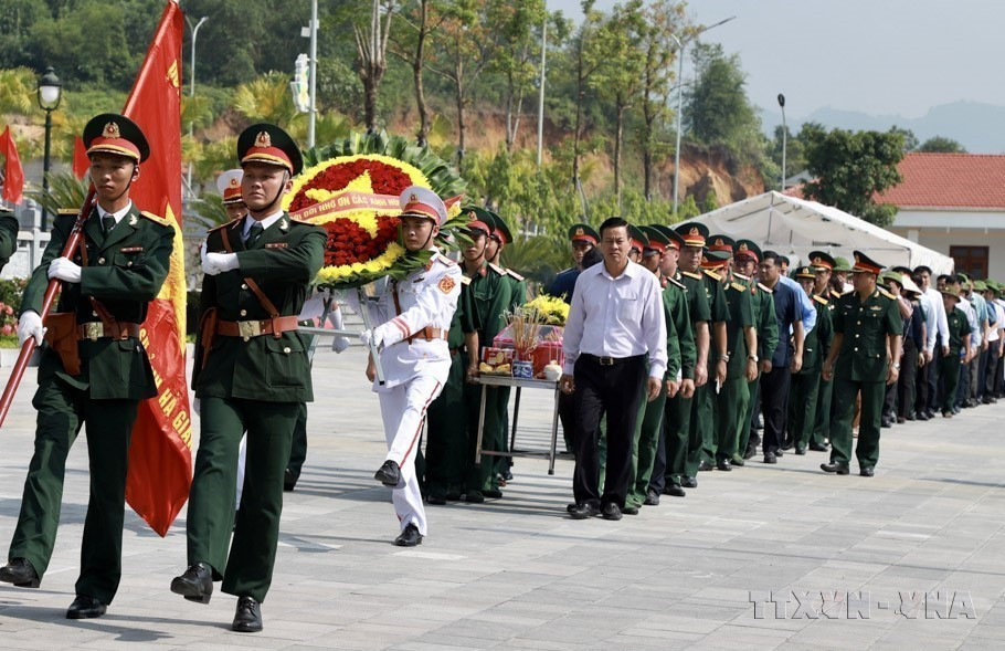 Tỉnh Hà Giang tổ chức lễ truy điệu và an táng hài cốt liệt sỹ hy sinh trong cuộc chiến đấu bảo vệ biên giới phía Bắc về Nghĩa trang Liệt sỹ Quốc gia Vị Xuyên (2023). (Ảnh: Minh Tâm/TTXVN)