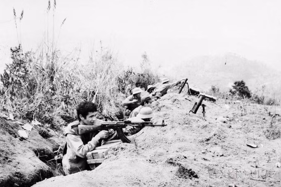 Từ 9h15 sáng ngày 20/2/1979, chiến sỹ Đại đội 10, Tiểu đoàn 3 bộ đội Lạng Sơn tổ chức tấn công, chiếm lại đồi Chậu Cảnh và đồi Cây Xanh (cao điểm 409), thuộc xã Tam Lung, huyện Văn Lãng (tỉnh Lạng Sơn), bị địch chiếm đóng từ ngày 17/2/1979. (Ảnh: Hà Việt/TTXVN)