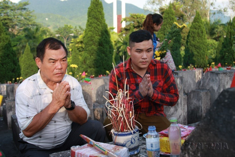 Ông Nguyễn Văn Khanh, anh trai của Liệt sỹ Nguyễn Chí Minh, cùng gia đình từ Nghệ An lên Nghĩa trang Liệt sỹ Quốc gia Vị Xuyên (Hà Giang) thắp hương cho em trai đang an nghỉ tại đây (2019). (Ảnh: Nguyễn Chiến/TTXVN)