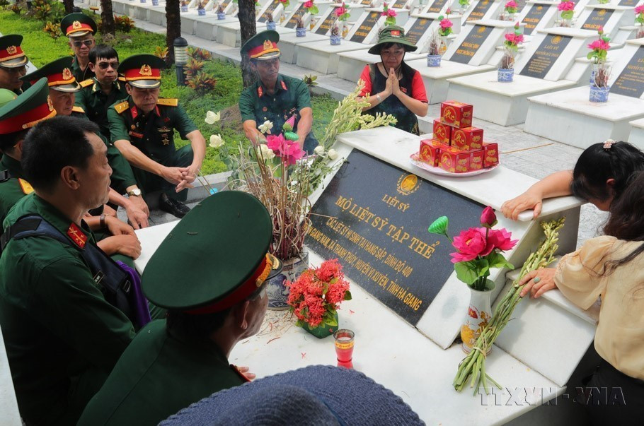 Các cựu binh, thân nhân liệt sỹ trung đoàn 356 đến tri ân, tưởng nhớ các liệt sỹ trung đoàn 356 đã hy sinh trong cuộc chiến đấu bảo vệ biên giới phía Bắc. (Ảnh: Hoàng Hiếu/TTXVN)