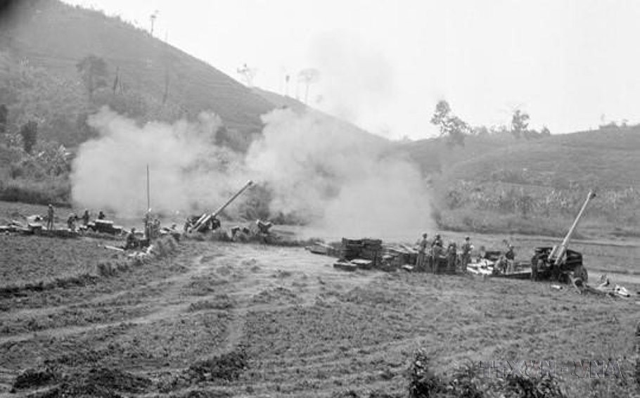 Chiến sỹ Đoàn 368 pháo binh tỉnh Hoàng Liên Sơn dội bão lửa trừng trị quân địch, ngày 10/3/1979. (Ảnh: Phùng Triệu/TTXVN)