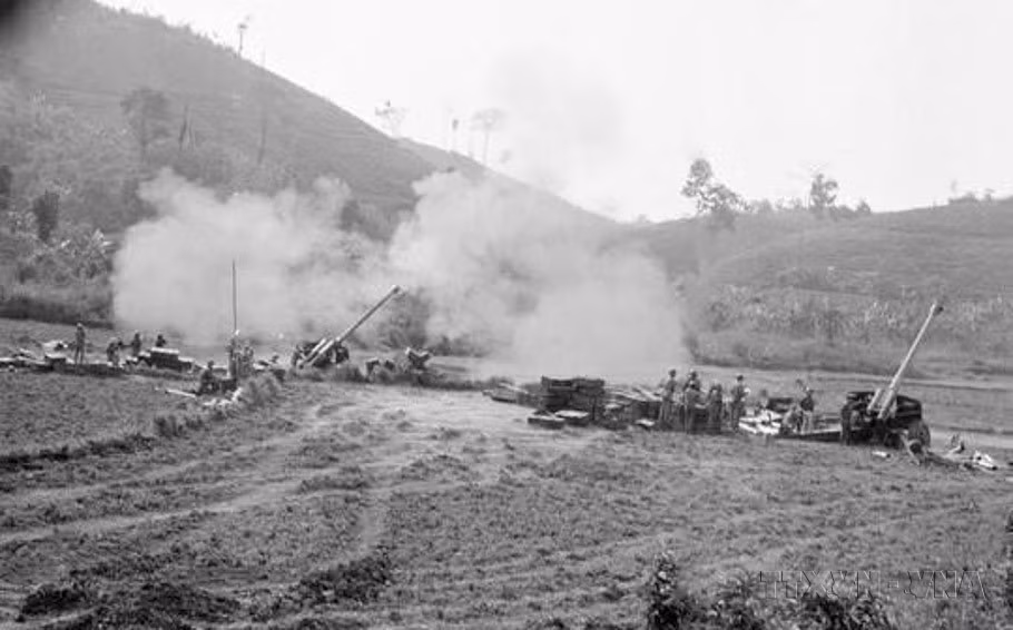 Chiến sỹ Đoàn 368 pháo binh tỉnh Hoàng Liên Sơn dội bão lửa trừng trị quân địch, ngày 10/3/1979. (Ảnh: Phùng Triệu/TTXVN)