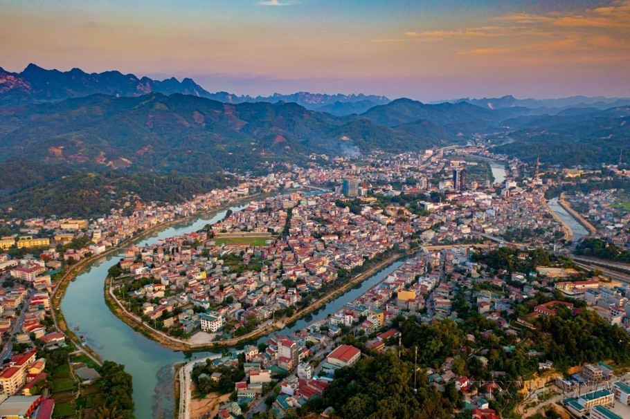 45 năm sau chiến tranh, thành phố Cao Bằng có bước chuyển mình mạnh mẽ, vươn mình trở thành đô thị văn minh, hiện đại, mang đậm bản sắc văn hóa, là một trong những đô thị đẹp nhất các tỉnh miền núi phía Bắc. (Ảnh: TTXVN)