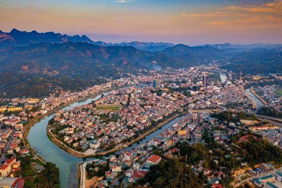 45 năm sau chiến tranh, thành phố Cao Bằng có bước chuyển mình mạnh mẽ, vươn mình trở thành đô thị văn minh, hiện đại, mang đậm bản sắc văn hóa, là một trong những đô thị đẹp nhất các tỉnh miền núi phía Bắc. (Ảnh: TTXVN)