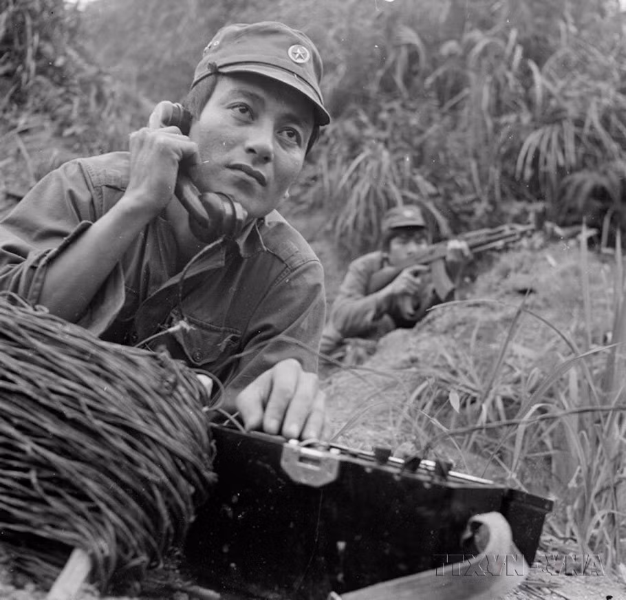 Chiến sỹ thông tin Phạm Văn Do, Đại đội 18, Đoàn Y Hà Tuyên dũng cảm làm nhiệm vụ, đảm bảo đường dây thông suốt phục vụ chiến đấu. Anh được tặng thưởng Huân chương Chiến công hạng Ba. (Ảnh: Minh Lộc/TTXVN)