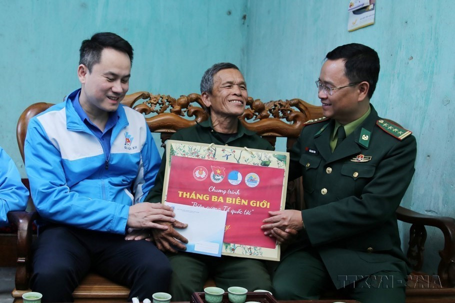 Đoàn công tác của Trung ương Hội Liên hiệp Thanh niên Việt Nam thăm hỏi, tặng quà hộ gia đình chính sách Lý Văn Thắng (thôn Cốc Nhãn, xã Yên Khoái, huyện Lộc Bình, tỉnh Lạng Sơn), tham gia chiến tranh biên giới, có hoàn cảnh gia đình khó khăn. (Ảnh: Anh Tuấn/TTXVN)