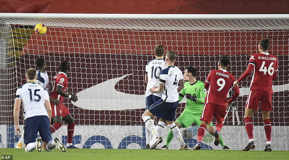 ...làm tung lưới Tottenham, ấn định tỷ số 2-1. (Nguồn: AP)